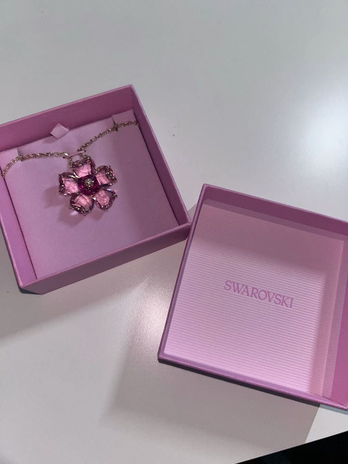 Swarovski Idyllia necklace
Flower, Pink, Gold-tone plated